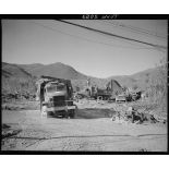 Des camions GMC de la compagnie de canons d'infanterie du 5e régiment de tirailleurs marocains (RTM) de la 2e division d'infanterie marocaine (DIM) progressent dans la boue à Montaquila pour ravitailler les premières lignes.
