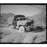 Un camion GMC de la compagnie de canons d'infanterie du 5e régiment de tirailleurs marocains (RTM) de la 2e division d'infanterie marocaine (DIM) progresse dans la boue à Montaquila pour ravitailler les premières lignes.