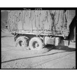 Un camion GMC de la compagnie de canons d'infanterie du 5e régiment de tirailleurs marocains (RTM) de la 2e division d'infanterie marocaine (DIM) progresse dans la boue à Montaquila pour ravitailler les premières lignes.