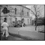 Une ambulance dans la cour d'une maison en ruine.