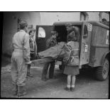 Un blessé est installé dans une ambulance.
