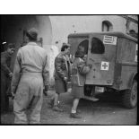 Le blessé est installé dans l'ambulance.