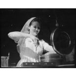 Une infirmière fait fonctionner un autoclave.