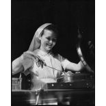 Une infirmière fait fonctionner un autoclave.