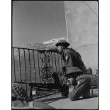 Des soldats polonais prêts à tirer.