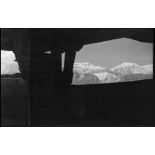 Montagnes vues d'un poste d'observation.