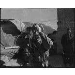 Un soldat observe avec des jumelles.