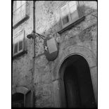 Les armes d'une mairie, qui portaient le signe fasciste ont été camouflées.