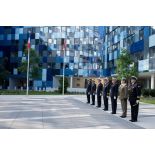 Rassemblement des officiers français et polonais participant aux échanges entre les deux marines sur le site de Balard.