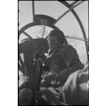 Lors d'un vol de transfert entre la France (Istres) et l'Italie (Naples-Pomigliano), le poste de radio-navigateur installé dans le nez vitré du bombardier Heinkel He-111.