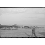 Sur l'aérodrome de Valence-Chabeuil (Drôme), des planeurs DFS-230 du Luftlandegeschwader 1 peu avant une mission.