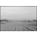 Sur l'aérodrome de Valence-Chabeuil (Drôme), des planeurs DFS-230 du Luftlandegeschwader 1 peu avant une mission.