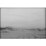 Sur l'aérodrome de Valence-Chabeuil (Drôme), des planeurs DFS-230 du Luftlandegeschwader 1 peu avant une mission.