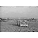 A bord d'un cabriolet  Auto-Union, un capitaine (peut-être l'Hauptmann Joseph Karl) Gruppenkommandeure III./LLG.1 inspecte l'aérodrome de Valence-Chabeuil (Drôme) avant une mission.