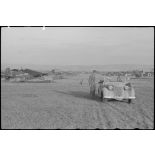 A bord d'un cabriolet Auto-Union, un capitaine (peut-être l'Hauptmann Joseph Karl) Gruppenkommandeure III./LLG.1 inspecte l'aérodrome de Valence-Chabeuil (Drôme) avant une mission.