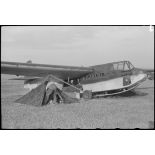Sur l'aérodrome de Valence-Chabeuil (Drôme), des planeurs DFS-230 du Luftlandegeschwader 1 peu avant une mission.
