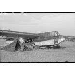 Sur l'aérodrome de Valence-Chabeuil (Drôme), des planeurs DFS-230 du Luftlandegeschwader 1 peu avant une mission.