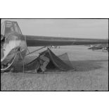 Sur l'aérodrome de Valence-Chabeuil (Drôme), des planeurs DFS-230 du Luftlandegeschwader 1 peu avant une mission.