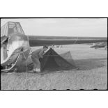 Sur l'aérodrome de Valence-Chabeuil (Drôme), des planeurs DFS-230 du Luftlandegeschwader 1 peu avant une mission.