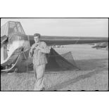 Sur l'aérodrome de Valence-Chabeuil (Drôme), des planeurs DFS-230 du Luftlandegeschwader 1 peu avant une mission.