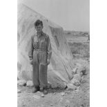 Un jeune soldat devant le campement des reporters de la 7e compagnie de propagande de l'armée de l'air allemande (Luftwaffe Kriegsberichter Kompanie 7).