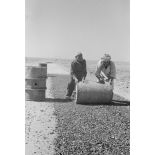 En Libye, des ouvriers libyens travaillent sur un aérodrome occupé par la Luftwaffe.