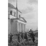 Travaux autour d'une église orthodoxe et de son cimetière.