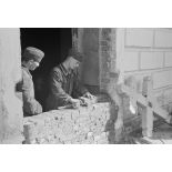 Aménagements et restauration d'un groupe d'isbas réquisitionné pour la Luftwaffe.