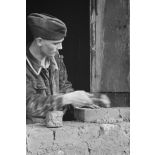 Aménagements et restauration d'un groupe d'isbas réquisitionné pour la Luftwaffe.