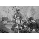 Des soldats de la Luftwaffe s'accordent une pause lors de la restauration d'une isba réquisitionnée.