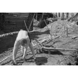 Aménagements et restauration d'un groupe d'isbas réquisitionné pour la Luftwaffe.