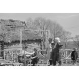 Réalisation d'une swastika dans du bois de bouleau pour la décoration d'une isba réquisitionnée par la Luftwaffe.