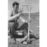 Réalisation d'une swastika dans du bois de bouleau pour la décoration d'une isba réquisitionnée par la Luftwaffe.