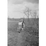 Des femmes travaillent dans une ferme récemment réquisitionnée par l'armée de l'air allemande.