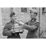 Un caporal de l'armée de terre (Gefreiter) reçoit des cigares et cigarettes de l'officier responsable du magasin d'approvisionnement.