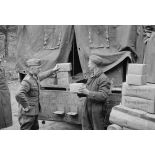 Sous la surveillance d'un officier du magasin d'approvisionnement, le chargement de tabac (Vogelsang tabak) dans un camion de l'armée de l'air allemande.