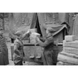 Sous la surveillance d'un officier du magasin d'approvisionnement, le chargement de tabac (Vogelsang tabak) dans un camion de l'armée de l'air allemande.