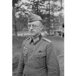 Portait d'un sous-lieutenant de l'armée de terre en service dans magasin d'approvisionnement.