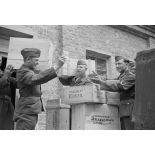 La perception du ravitaillement dans un magasin de l'armée de terre allemande, ici chocolat Kohler, Nestlé, Côte d'Or ainsi que du Champagne (Alfred Gratien) et de la liqueur (Bénédictine).
