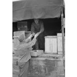 Chargement du ravitaillement dans des camions de l'armée de terre allemande, ici des boites de conserve (repas).