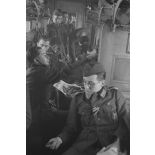 Des permissionnaires à bord d'un train.