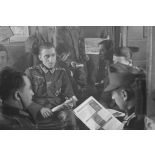 Des permissionnaires à bord d'un train, ici la lecture du journal de propagande Panzerfaust, édité par la Panzer-Propagandakompanie 697 (Pz-Pk.697).