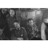 Des permissionnaires à bord d'un train.