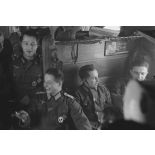 Des permissionnaires à bord d'un train.