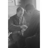 Des permissionnaires à bord d'un train.