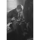 Des permissionnaires à bord d'un train, un caporal observe un samovar.