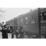 Des musiciens de la jeunesse hitlérienne (Hitlerjugend) accompagnent le départ vers le front de permissionnaires allemands.