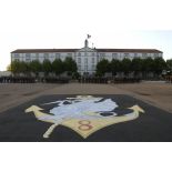 Parachustistes du 8e RPIMa rassemblés sur la place d'armes de la caserne de Castres avant leur départ pour le Kosovo.