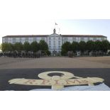 Parachustistes du 8e RPIMa rassemblés sur la place d'armes de la caserne de Castres avant leur départ pour le Kosovo.