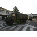 Des camions Renault GBC 180 quittent la caserne du 8e RPIMa, parachutistes à leurs bords, en direction de l'aéroport d'Istres.